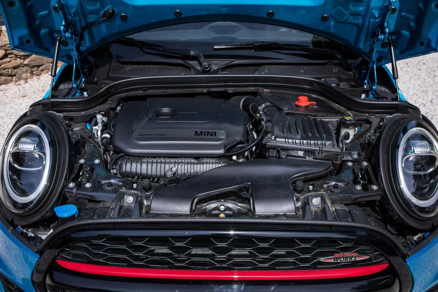 Моторный отсек Mini John Cooper Works Cabrio (F57) 2018 года  (WW) (фото 18 из 36)